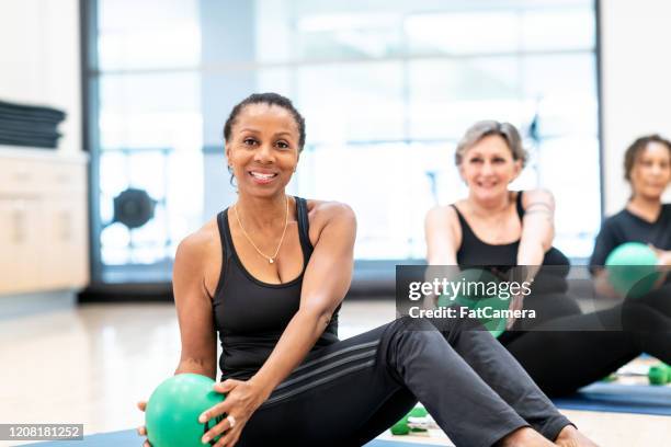 foto de estoque da women's fitness class - skinny black woman - fotografias e filmes do acervo