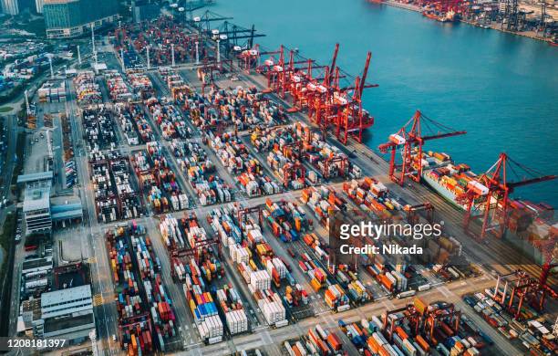 containerschipterminal in china - handelsoorlog stockfoto's en -beelden