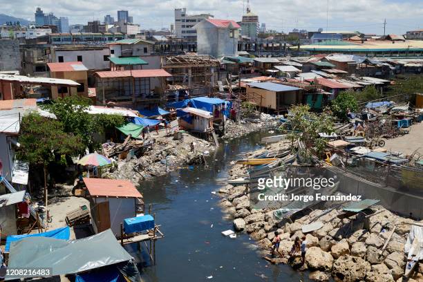 Polluted river near the houses of the Carbon public market.