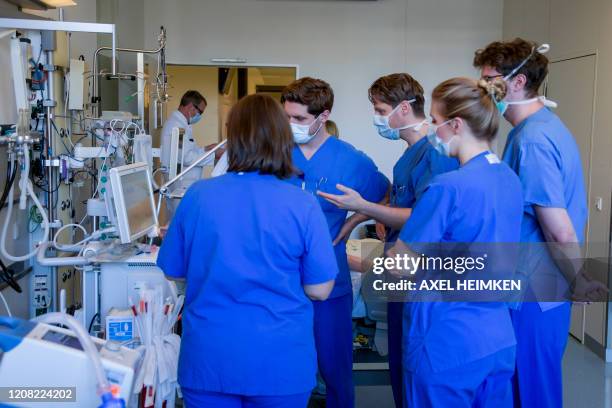 Hospital doctors are instructed to handle a ventilator at the Universitaetsklinikum Eppendorf in Hamburg, on March 25, 2020. - Currently ten...