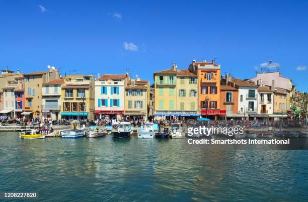 waterfront of old town of fishing village of cassis in cote d'azur, france - provence fotografías e imágenes de stock