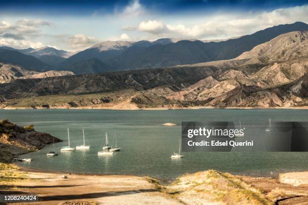 blick auf den potrerillos see mit segelbooten, in den anden, provinz mendoza, argentinien. - mendoza province stock-fotos und bilder