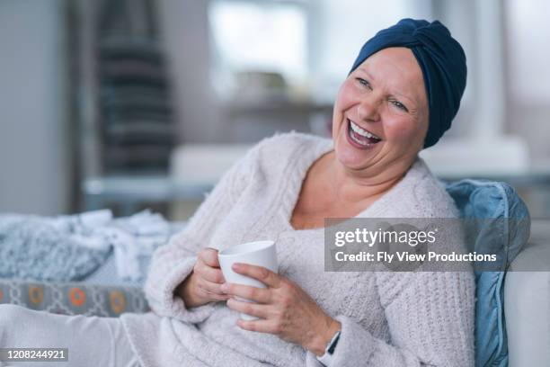 mulher com câncer rindo - leukemia - fotografias e filmes do acervo