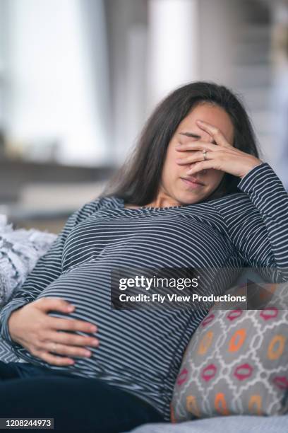 ongemakkelijke en vermoeide zwangere vrouw - morning sickness stockfoto's en -beelden