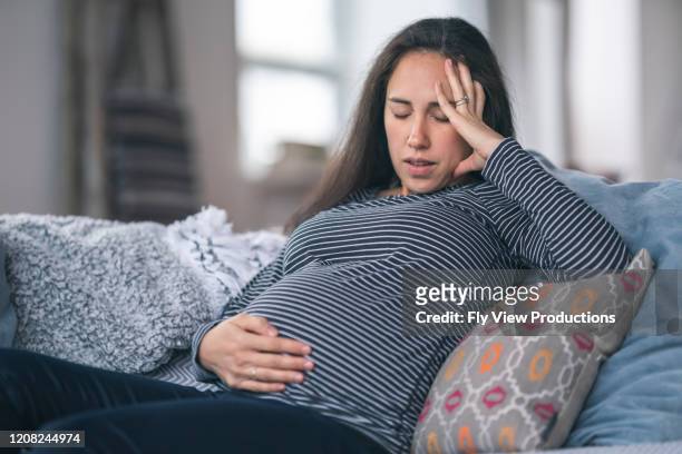 gravid kvinna som håller magen i obehag - nausea bildbanksfoton och bilder
