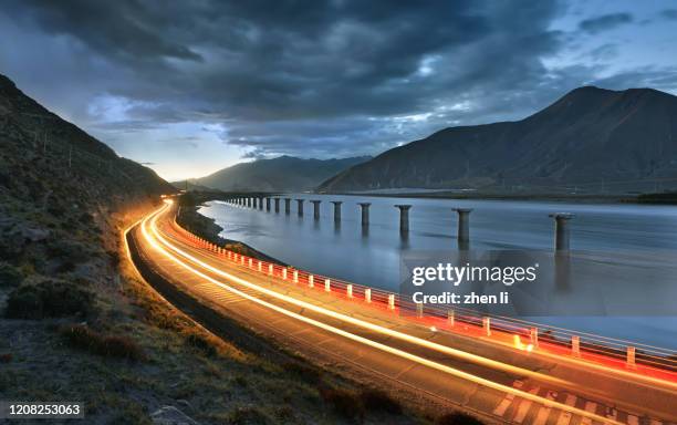 the highway beside the yarlung tsangpo river in tibet at night - tar imagens e fotografias de stock