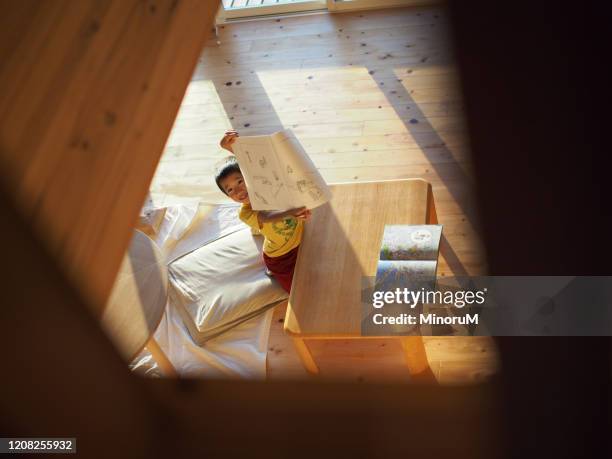 boy drawing in bright home - 日常の一コマ ストックフォトと画像