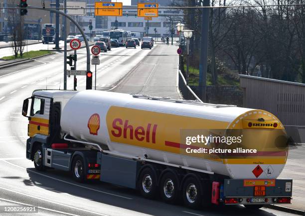 March 2020, Brandenburg, Potsdam: A truck with semi-trailer of the company Shell. Photo: Soeren Stache/dpa-Zentralbild/dpa