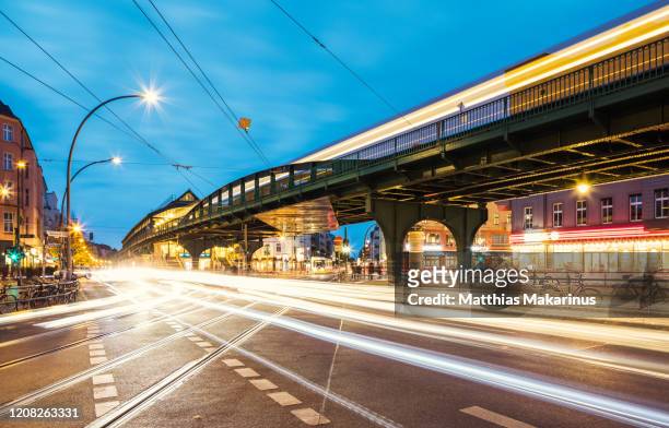 modern berlin urban rush hour city street night scene with traffic - berlin prenzlauer berg stock-fotos und bilder