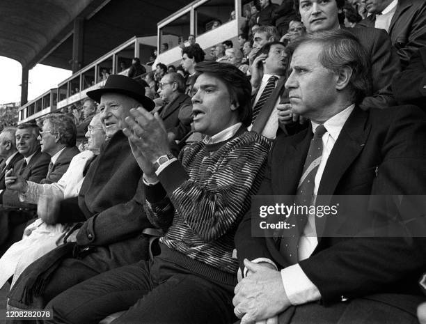 Photo prise le 23 février 1986 à Marseille de Bernard Tapie , président de l'OM entouré du maire de Marseille Gaston Defferre et du sélectionneur de...