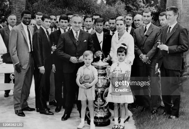 Les joueurs de l'équipe de football monégasques sont reçus par le prince Rainier III de Monaco et la princesse Grace, accompagnés de leurs enfants...