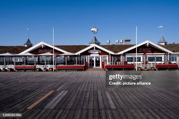 March 2020, Schleswig-Holstein, Sankt Peter-Ording: One fish restaurant is closed. Normally, many locals and tourists stay in this popular holiday...