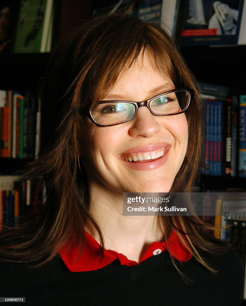 Lisa Loeb Performs and Signs Her Book/CD "Catch The Moon"