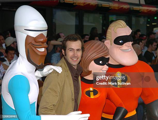 Jason Lee and The Incredibles during "The Incredibles" Los Angeles Premiere - Arrivals at El Capitan in Hollywood, California, United States.