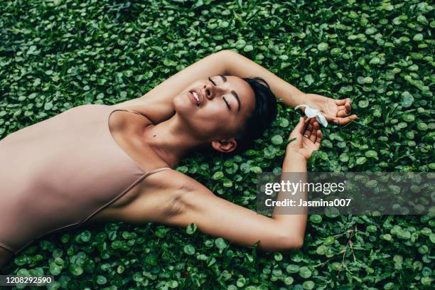 young beautiful woman with tropical plants - modelo verão imagens e fotografias de stock