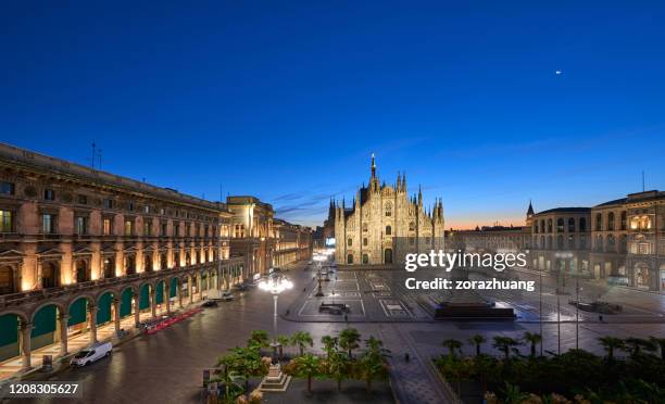 duomo di milano e piazza del duomo all'alba, milano, italia - milano notte foto e immagini stock