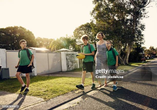 nach der schule bewegung treiben - schulkinder eltern stock-fotos und bilder