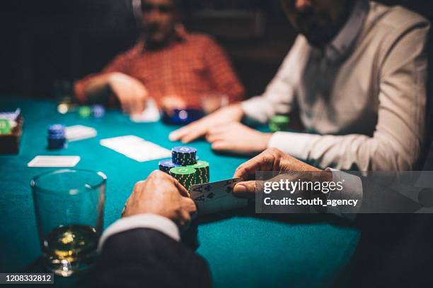 homme retenant deux as dans le jeu de poker - poker photos et images de collection