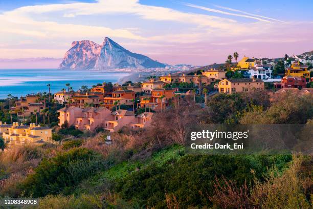 der felsen von gibraltar - blick von alcaidesa - rock of gibraltar stock-fotos und bilder