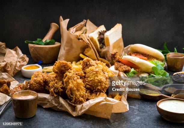 gebakken kip - fried chicken stockfoto's en -beelden