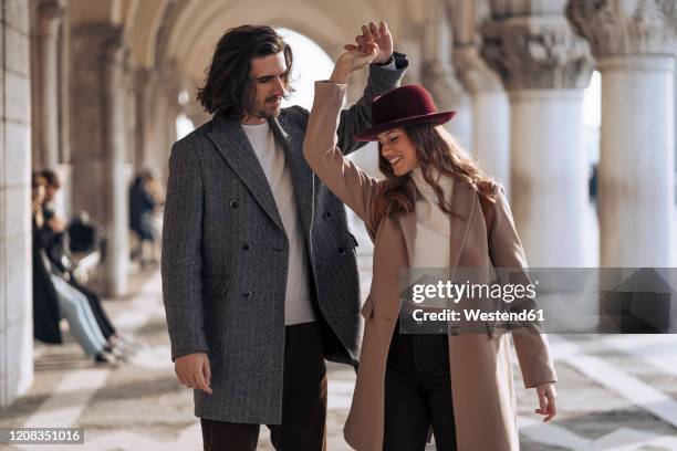 young couple visiting the city of venice, italy - venice couple stockfoto's en -beelden