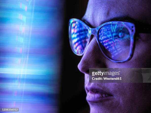 female analyst viewing financial market data on a screen - scrutiny foto e immagini stock