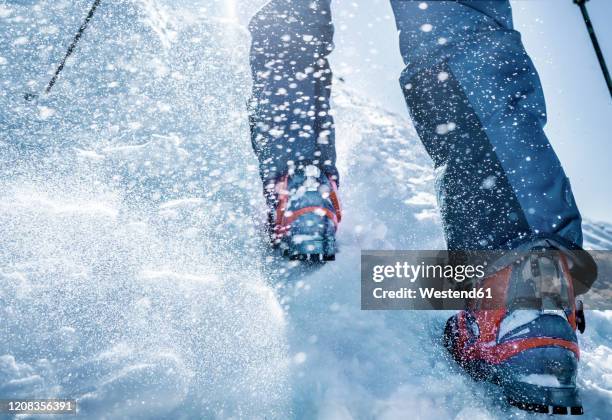 close-up of ski boots in snow - ski closeup imagens e fotografias de stock