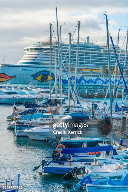 crucero aida prima en el puerto de funchal - madeira, portugal - prima base fotografías e imágenes de stock