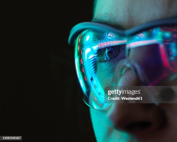 reflection of a circuit board on glasses - frau gesicht brille stock-fotos und bilder