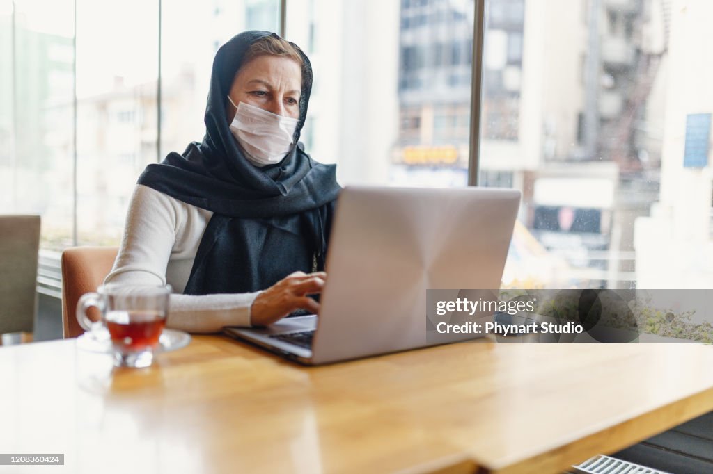 Retrato de mulher muçulmana com máscara facial