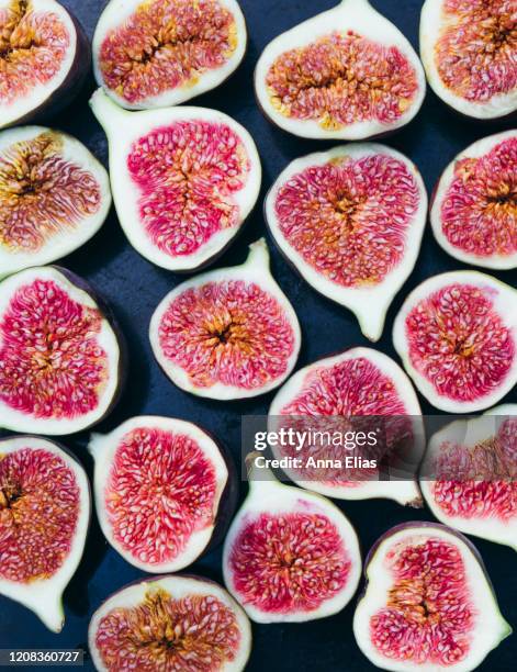 figs cut in half - vijg stockfoto's en -beelden