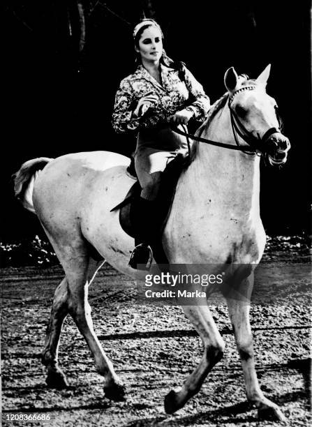 Elizabeth taylor on horse, 1960.
