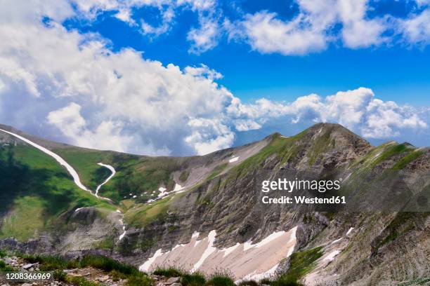 italy, umbria, sibillini mountain range, mount vettore, redentore and prato pulito peaks - pulito stock pictures, royalty-free photos & images
