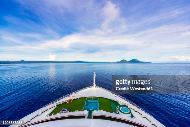 oceania, papua new guinea, island of new britain, view of volcanoes tavurvur and vulcan from cruise ship - grote oceaan stockfoto's en -beelden