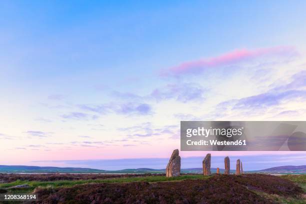 scotland, orkney islands, mainland, ring of brodgar, neolithic henge and stone circle at sunset - orkney islands bildbanksfoton och bilder