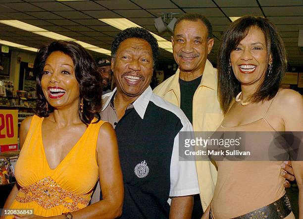 Florence LaRue, Billy Davis, Lamonte McLemore and Marilyn McCoo of The 5th Dimension