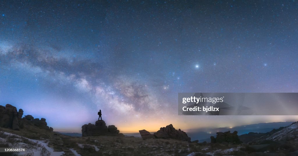 Un uomo in piedi vicino alla Via Lattea