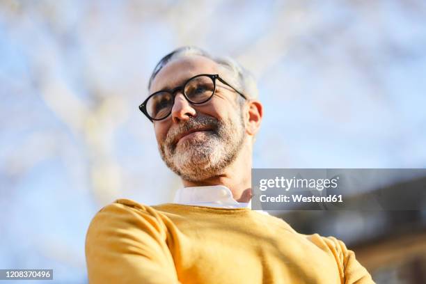 portrait of confident mature man outdoors - blick nach oben stock-fotos und bilder