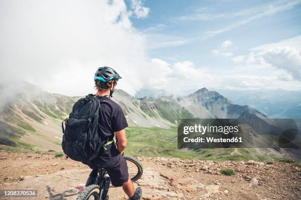 mountainbiker on viewpoint on lenzerheide in grisons, switzerland - cantón de los grisones fotografías e imágenes de stock