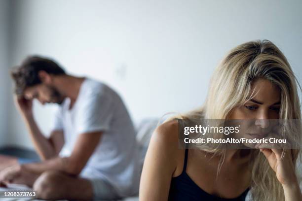 upset couple sitting in bedroom - problema di relazione foto e immagini stock