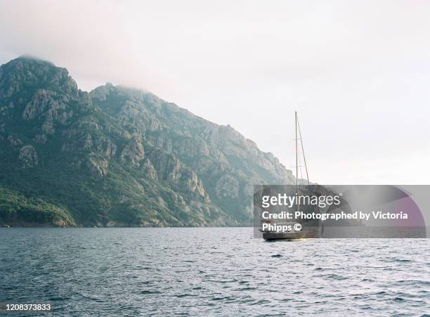 sailing yacht anchored in calm bay on east coast of corsica, france - corsica bildbanksfoton och bilder