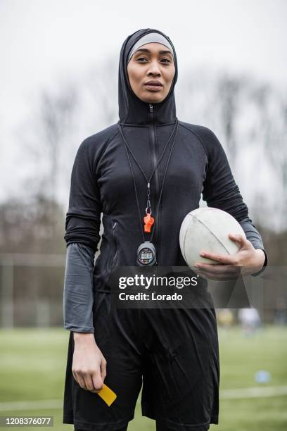 mooie jonge vrouwelijke moslimscheidsrechter - female umpire stockfoto's en -beelden