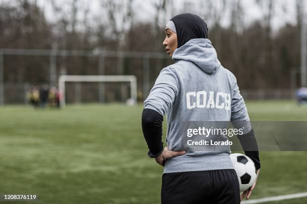 mooie jonge vrouwelijke moslim voetbal bus - football training stockfoto's en -beelden