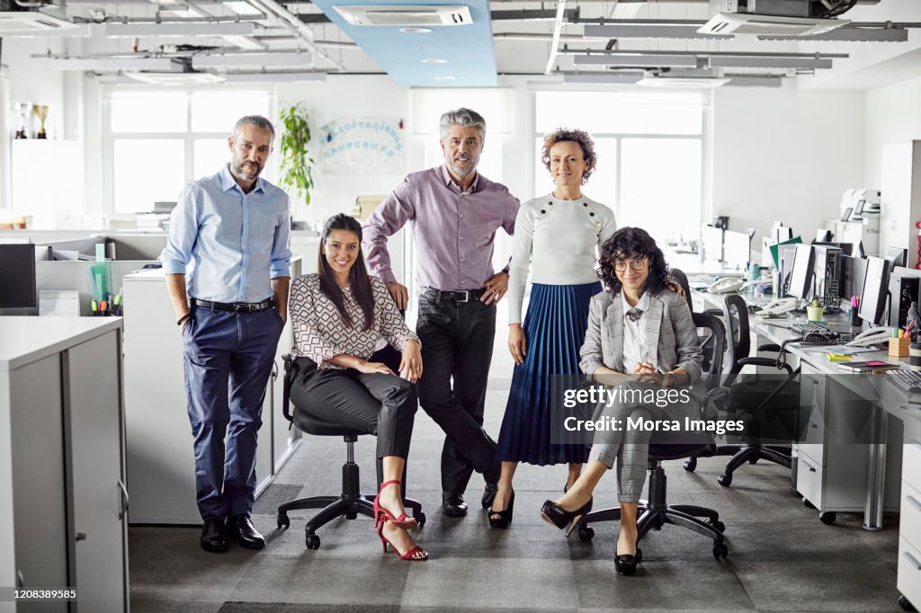 Equipo de negocios seguro en la oficina de coworking