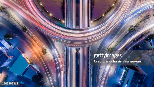 aerial top view of bangkok roundabout road at night, thailand. - rotonda característica arquitectónica fotografías e imágenes de stock