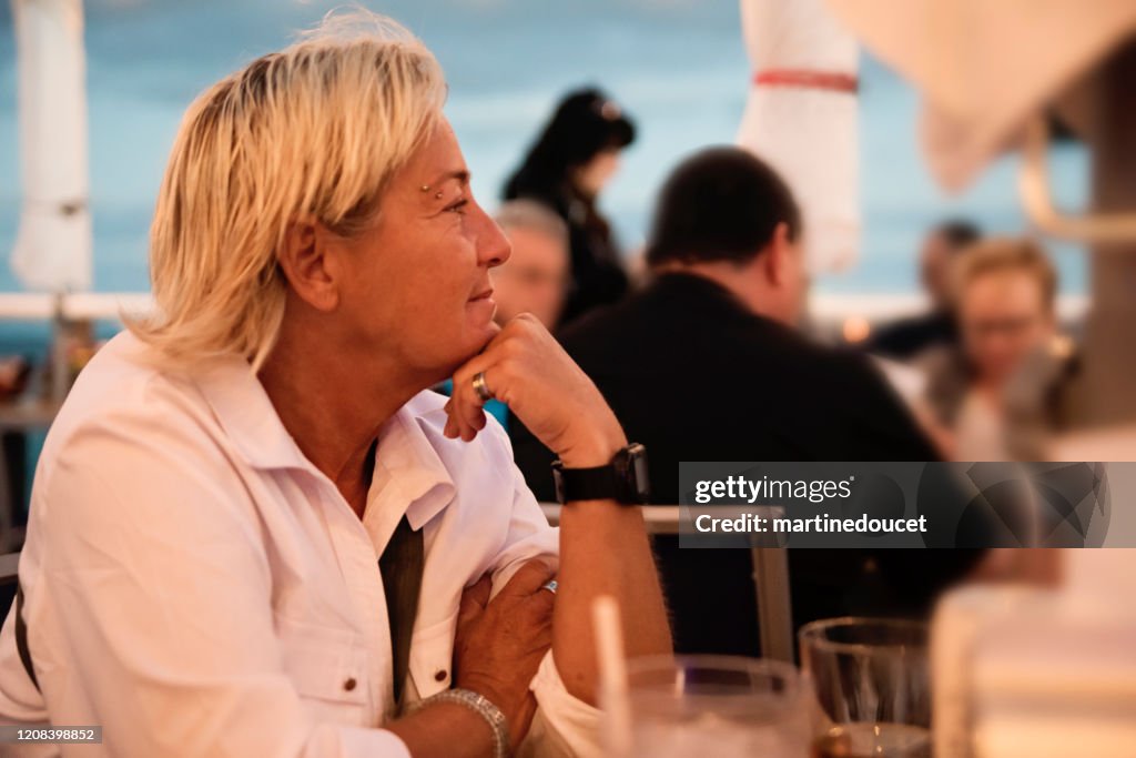 Portret van rijpe vrouw LGBTQ bij happy hour.