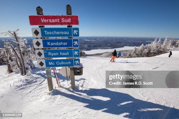 skill hill sign at mont tremblant - mont tremblant photos et images de collection