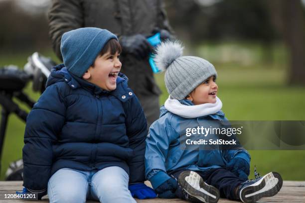 leuke tijden - knit hat stockfoto's en -beelden