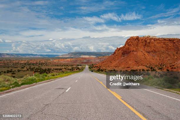 rotsvorming aan de kant van de weg op weg 84 in new mexico dichtbij de boerderij van de spook, abiquiu - new mexico stockfoto's en -beelden