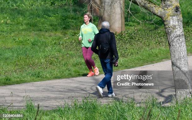 Distantiation sociale dans les parcs - Sociale afstand in Parken Philip Reynaers/ Photonews via Getty Images)